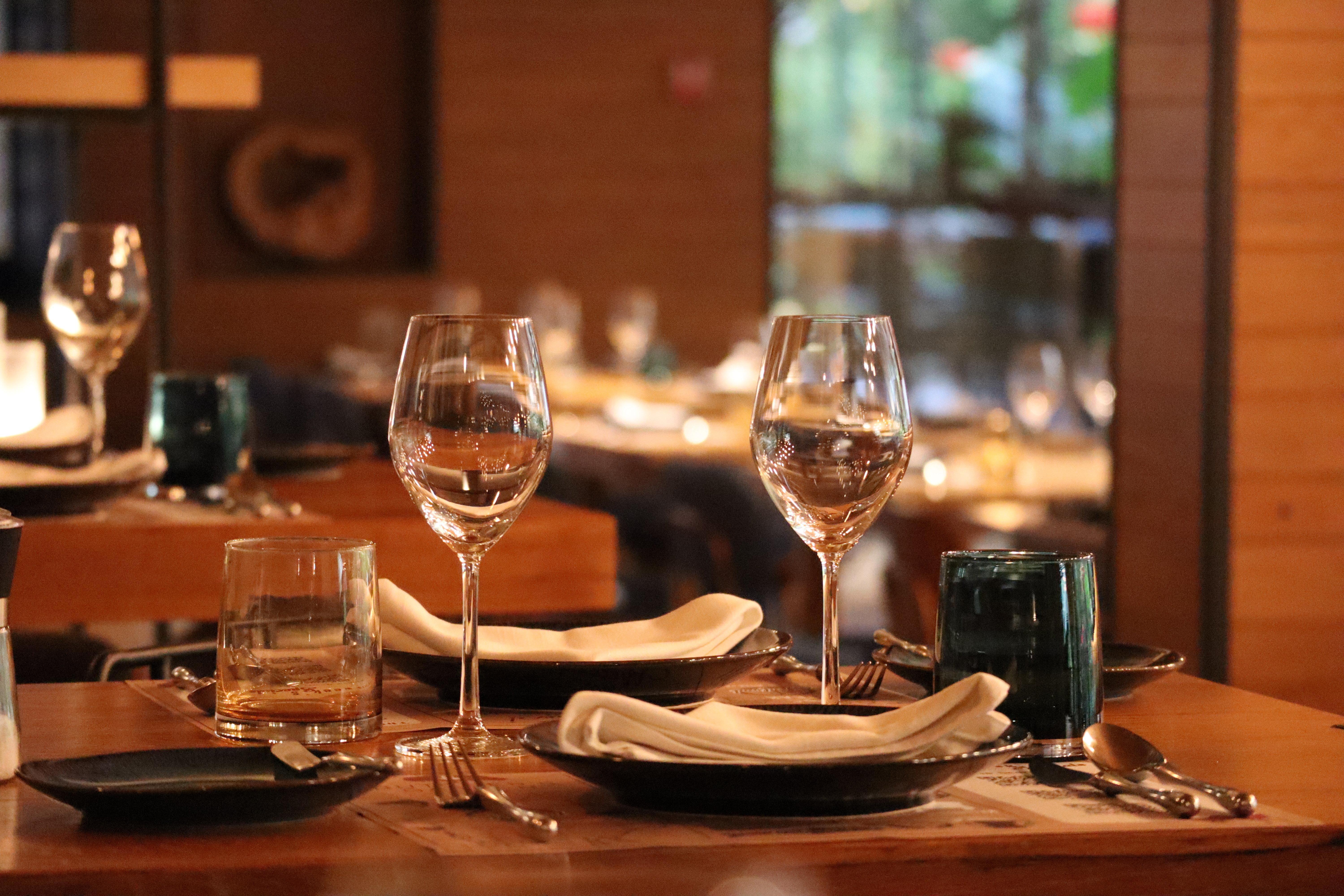 Hotel Indigo Phuket Patong By Ihg מראה חיצוני תמונה A restaurant table set for service