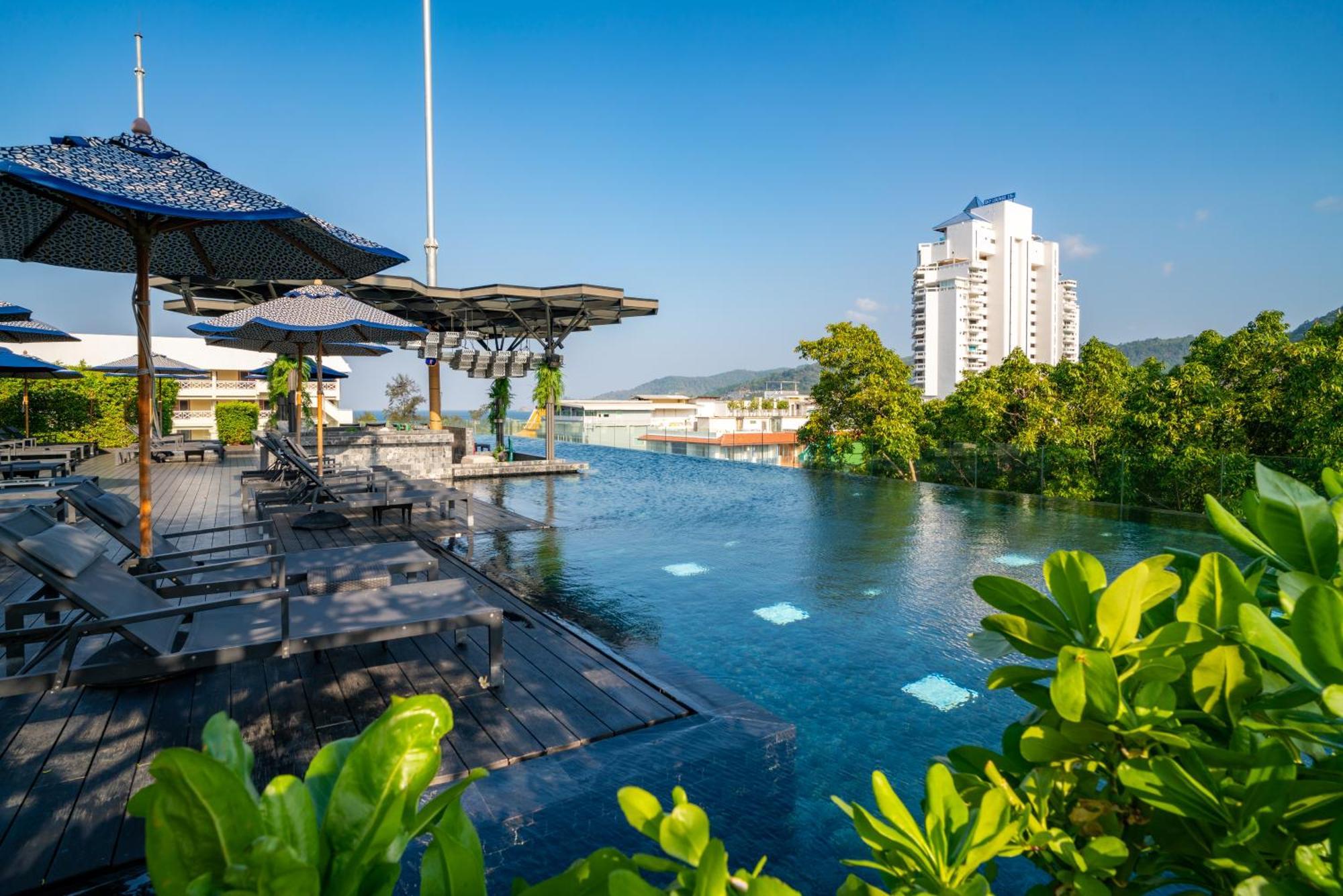 Hotel Indigo Phuket Patong By Ihg מראה חיצוני תמונה The pool at the hotel