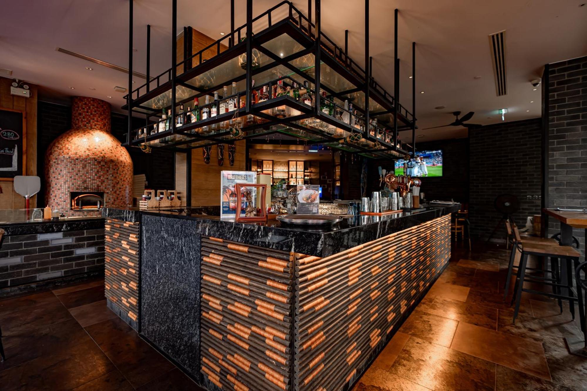 Hotel Indigo Phuket Patong By Ihg מראה חיצוני תמונה The bar at the restaurant