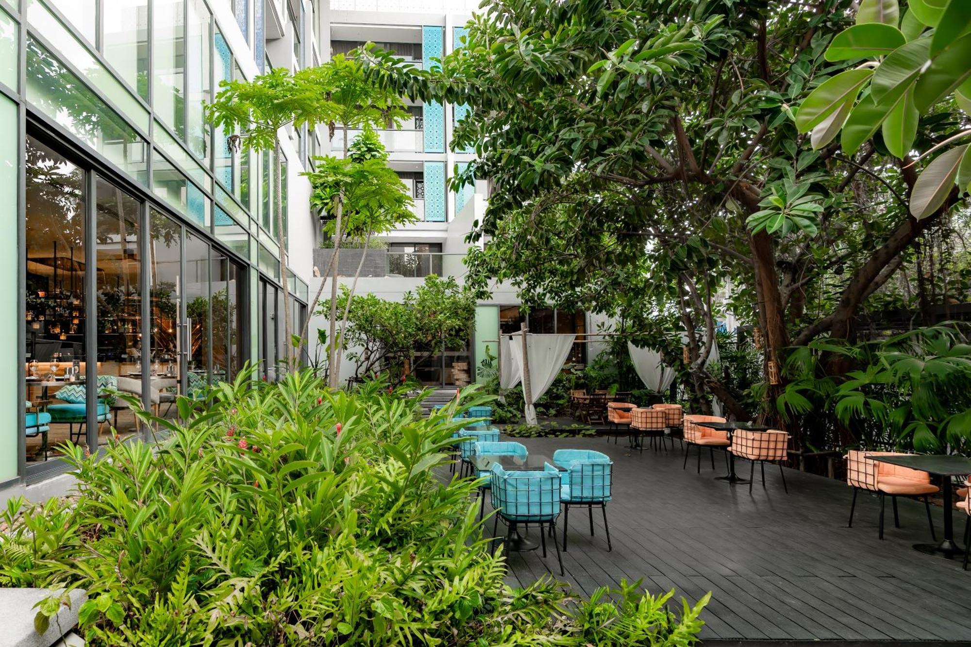 Hotel Indigo Phuket Patong By Ihg מראה חיצוני תמונה The hotel's courtyard