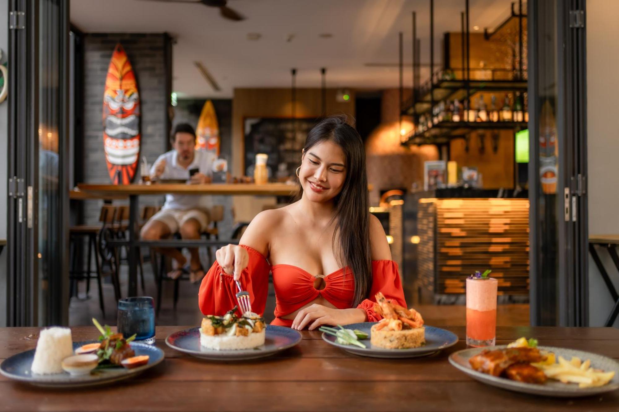 Hotel Indigo Phuket Patong By Ihg מראה חיצוני תמונה A woman eating at a restaurant