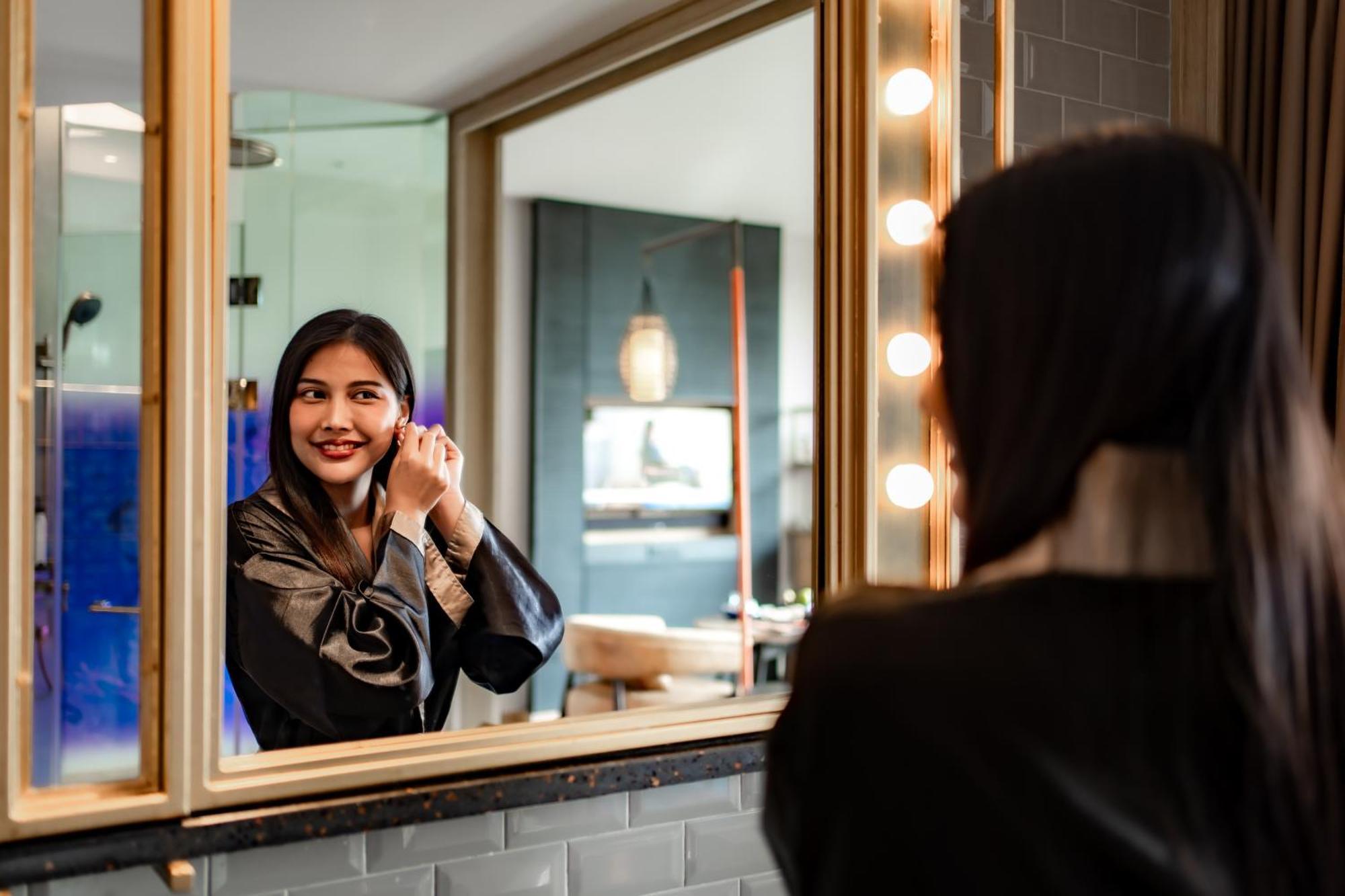 Hotel Indigo Phuket Patong By Ihg מראה חיצוני תמונה A woman in a dressing room